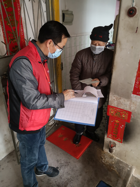 志愿者在社區(qū)入戶排查登記。