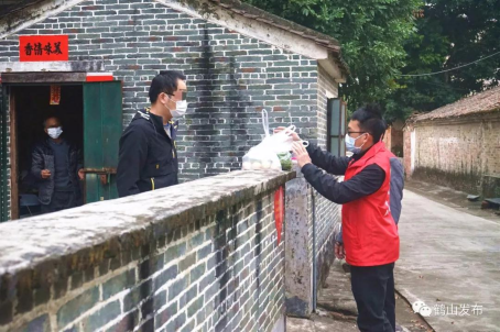 隔離不隔愛，志愿者為居家隔離家庭定期采購生活用品。