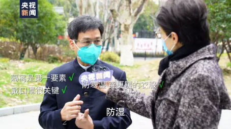 ▲張忠德（左一）接受央視主持人董倩的采訪。