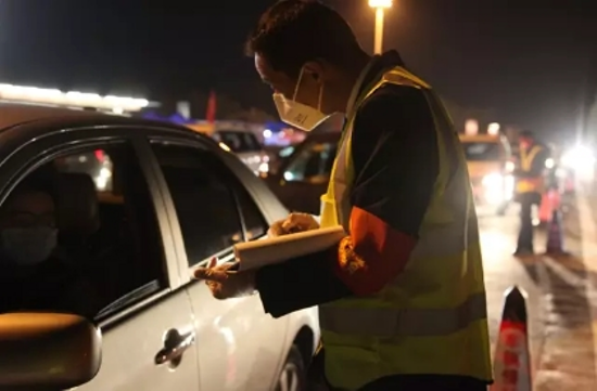 戴文豪在云梧高速省界聯(lián)合檢疫點(diǎn)登記過(guò)往車輛