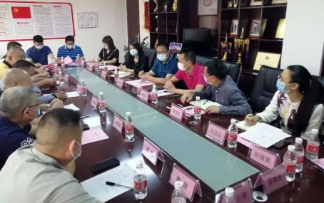 005  4月27日，聯(lián)合市紀(jì)委監(jiān)委舉辦市外省商會會長聯(lián)席會議暨“親”“清”政商座談會.jpg