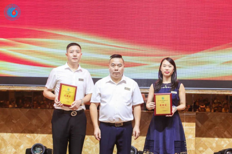 005 常務(wù)副會(huì)長(zhǎng)、副會(huì)長(zhǎng)、秘書(shū)長(zhǎng)、理事牌匾。.jpg