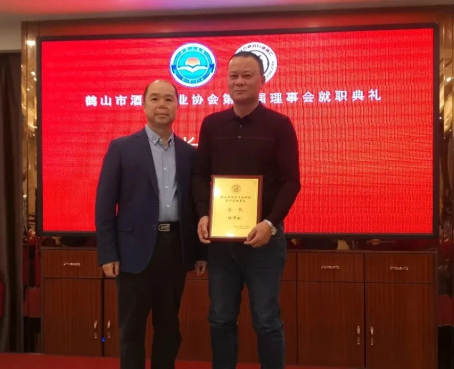 002  市工商聯(lián)主席、總商會(huì)會(huì)長陸英豪為當(dāng)選會(huì)長頒發(fā)牌匾.webp.jpg