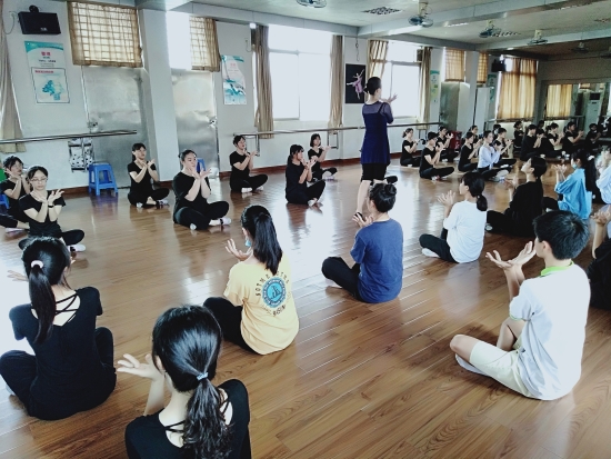 已處理16103475866172020年6月，廣西龍州縣職教中心學前教育專業(yè)學生在鶴山職校進行舞蹈技能培訓。.jpg