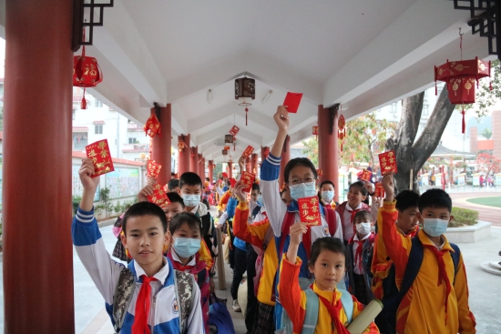 1.回校了，收到“學(xué)業(yè)進(jìn)步”大紅包，好開心。（沙坪七?。?JPG