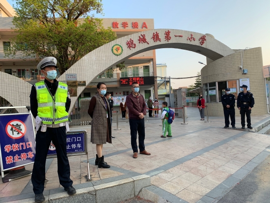 8.鶴城鎮(zhèn)警察叔叔、鶴城一小行政班子為學(xué)生返校保駕護(hù)航.jpg