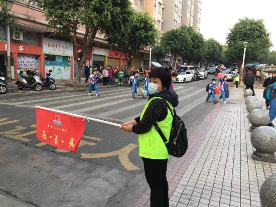9.家長義工維持上學(xué)秩序（沙坪四?。?jpg