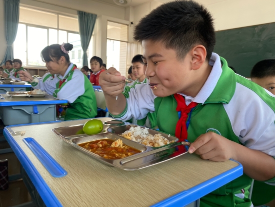 13.表情告訴你，午餐是多么的美味.jpg