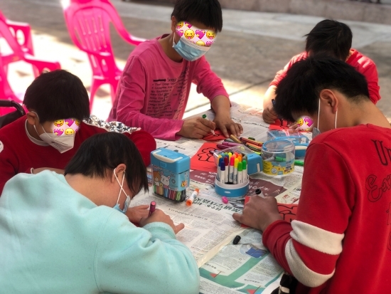 已打碼福利院兒童在認(rèn)真描畫“?！弊謃副本.jpg