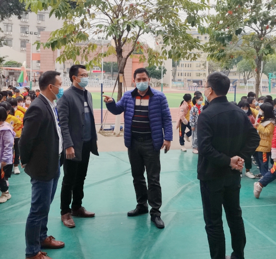 已處理1.教育局黨組書記、局長馮耀同志到學(xué)校指導(dǎo)核酸篩查工作.jpg