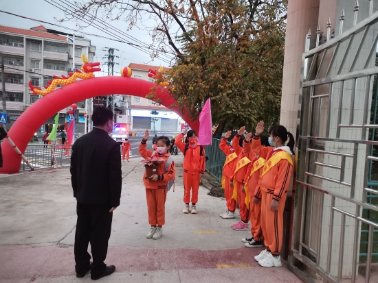 已處理3  “老師，您好！”“同學(xué)，早！”合成小學(xué)校門學(xué)生向老師、同學(xué)敬禮問好.jpg