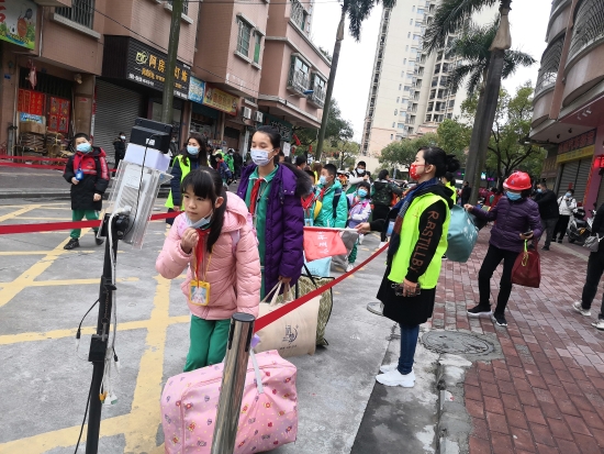 已處理9  沙坪五小學(xué)生測溫，有序進(jìn)入校園.jpg