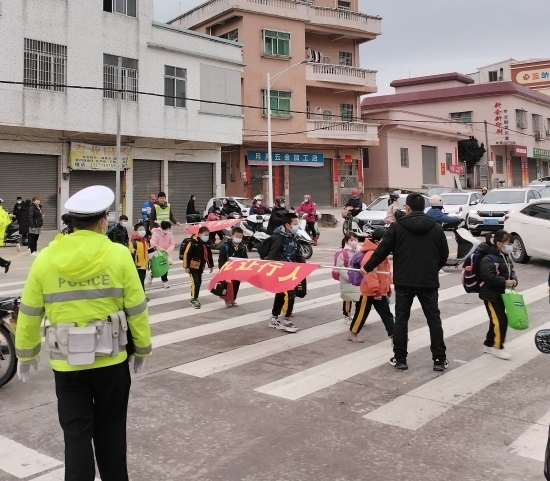 已處理11  連南小學(xué)交警、教師、家長義工組成“返校安全護(hù)學(xué)崗”.jpg