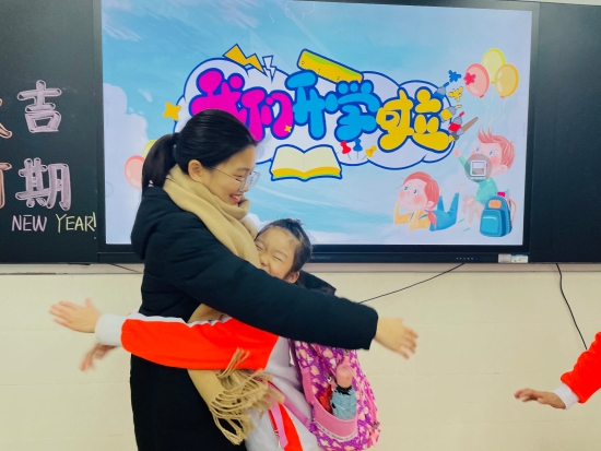已處理19  “老師，我太想您了?！鄙称阂恍【承^(qū)的小朋友跟老師來一個大大的擁抱.jpg