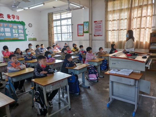已處理28新學(xué)期，新希望。址山廓村麥源生小學(xué)同學(xué)們課堂上認(rèn)真聽課.jpg