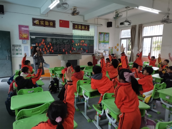 已處理29  課堂上，合成小學(xué)的每個小朋友爭當(dāng)答題小能手.jpg