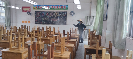 已處理33  桃源小學(xué)在學(xué)生返校前對教室進(jìn)行消毒.jpg