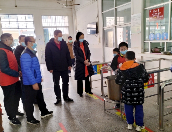 已處理38  2月14日上午，市教育局黨組書記、局長馮耀到宅梧鎮(zhèn)檢查學(xué)校開學(xué)情況.jpg