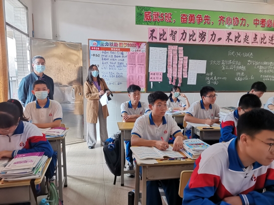 已處理6.開學(xué)調(diào)研，調(diào)研組成員推門聽課.jpg
