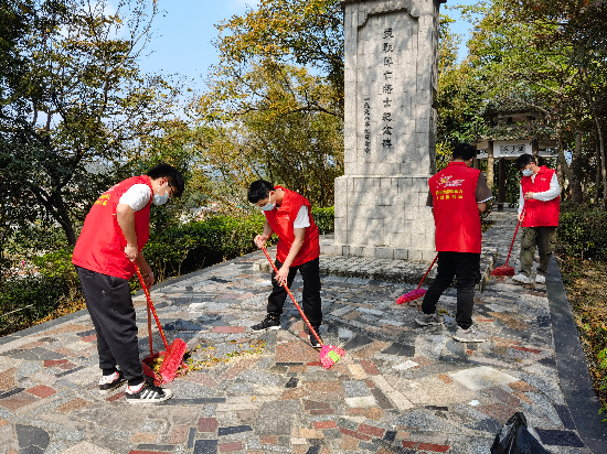 清明節(jié)來(lái)臨之際，宅梧鎮(zhèn)退役軍人服務(wù)站工作人員發(fā)動(dòng)退役軍人僑都星火志愿服務(wù)隊(duì)對(duì)我鎮(zhèn)四座烈士紀(jì)念碑進(jìn)行巡查、打掃清潔工作，志愿服務(wù)隊(duì)們也是“收獲滿滿”啊3.jpg