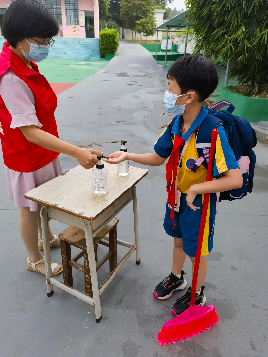 雙合鎮(zhèn)雙合小學(xué)（返學(xué)時(shí)）老師為進(jìn)入校園的孩子進(jìn)行了全面的消毒和清潔，做好疫情防控工作，保護(hù)自己的同時(shí)保護(hù)他人 (2).jpg