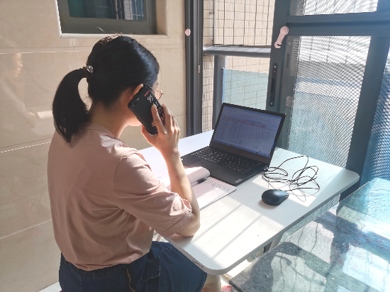 4沙坪六小趙翠霞老師在家做流調(diào)工作人員，隨時準(zhǔn)備著學(xué)校下達的打電話任務(wù)，并把每位需要通知去進行核酸檢測的人員作好跟蹤記錄。.jpg