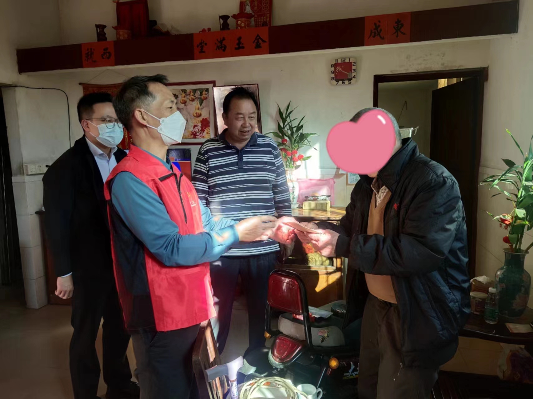 1月14日下午，鶴山市水利局黨組書記、局長趙榮贊帶隊(duì)走訪慰問結(jié)對幫扶的困難黨員.jpg