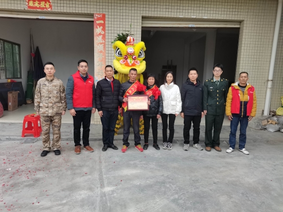 已處理1674092129216市退役軍人事務(wù)局副局長(zhǎng)溫寶謙一行到龍都村現(xiàn)役軍人王耀成家中送立功喜報(bào)，并提前向王耀成家屬送上新春祝福，鼓勵(lì)軍人努力拼搏、再立新功。.jpg