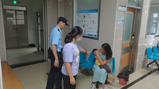 幼童高燒不退緊急求助，共和所民警火速護(hù)送就醫(yī).jpg