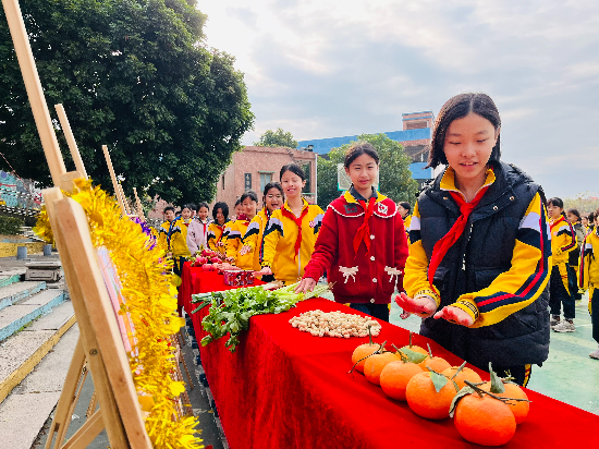 龍溪小學(xué)孩子一個接一個摸意頭，好事一樁一樁接踵而來！.jpg