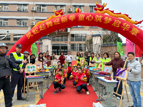 龍溪小學教師、公安民警、志愿者、家長們一同保駕護航.jpg